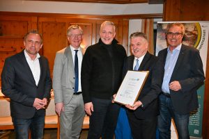 Fernseh- und Sternekoch Alexander Herrmann wurde nach der Torwartlegende des FC Bayern München, Jean-Marie Pfaff zum zweiten Genussbotschafter der Genussregion Oberfranken ernannt. Im Bild v.l. GHeimatminister Reinhard Glauber, Landrat Klaus Peter Söllner, Alexander Herrmann, sowie Norbert Heimbeck und Dr. Bernd Sauer von der Genussregion Oberfranken. Bild: Rinklef.